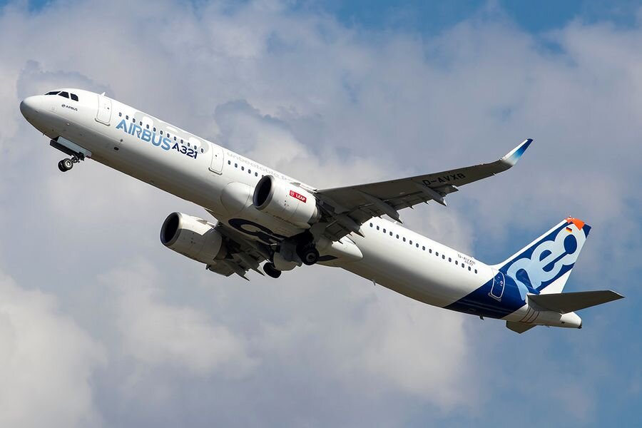 Airbus A321neo способен вместить до 240 пассажиров в максимально плотной компоновке салона — это самый большой показатель среди узкофюзеляжных самолётов, производимых на сегодняшний день. На фото версия с двигателями CFM International LEAP-1A.
Czirok Bence, jetphotos.net