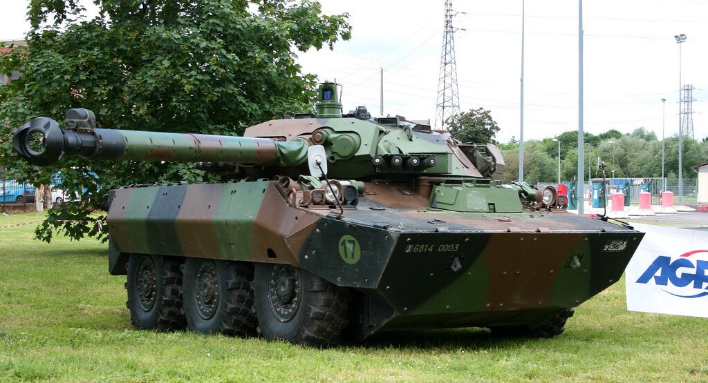   "Чего обычно не хватает бронеавтомобилю?"- задались вопросом французы в 1976 году и установили на бронеавтомобиль 105 мм орудие, получился колесный танк.