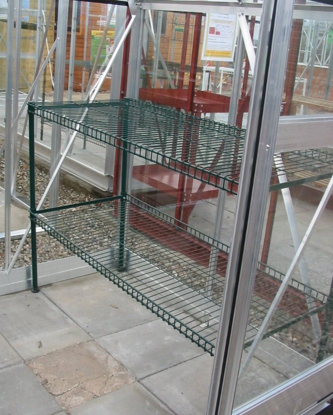  Небольшой сеточный стеллаж для теплицы, на который можно уложить листы гипсокартона