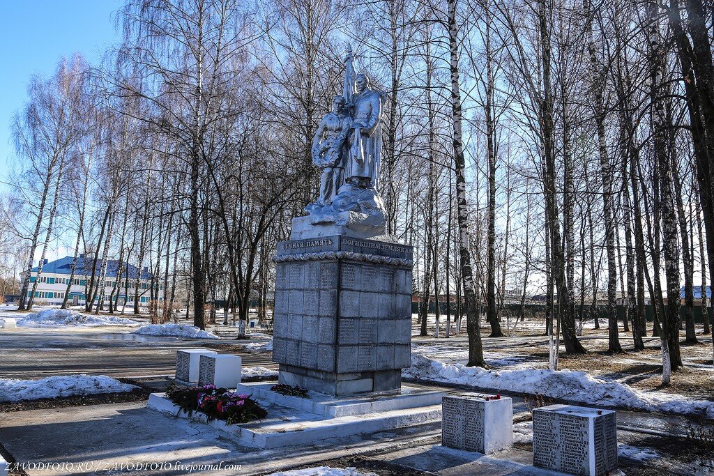 Сухиничи. Сухиничи парк. Сухиничи достопримечательности. Город Сухиничи памятники. Памятник Рокоссовскому в Сухиничах.