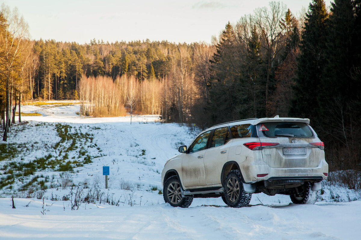 Fortuner построен на глобальной платформе IMV. А это новая усовершенствованная рама, новые двигателя, опции и интерьер. Впрочем, нам все, ну или почти все, знакомо по пикапу Hilux, чей геном и был использован в строительстве Форчунера.