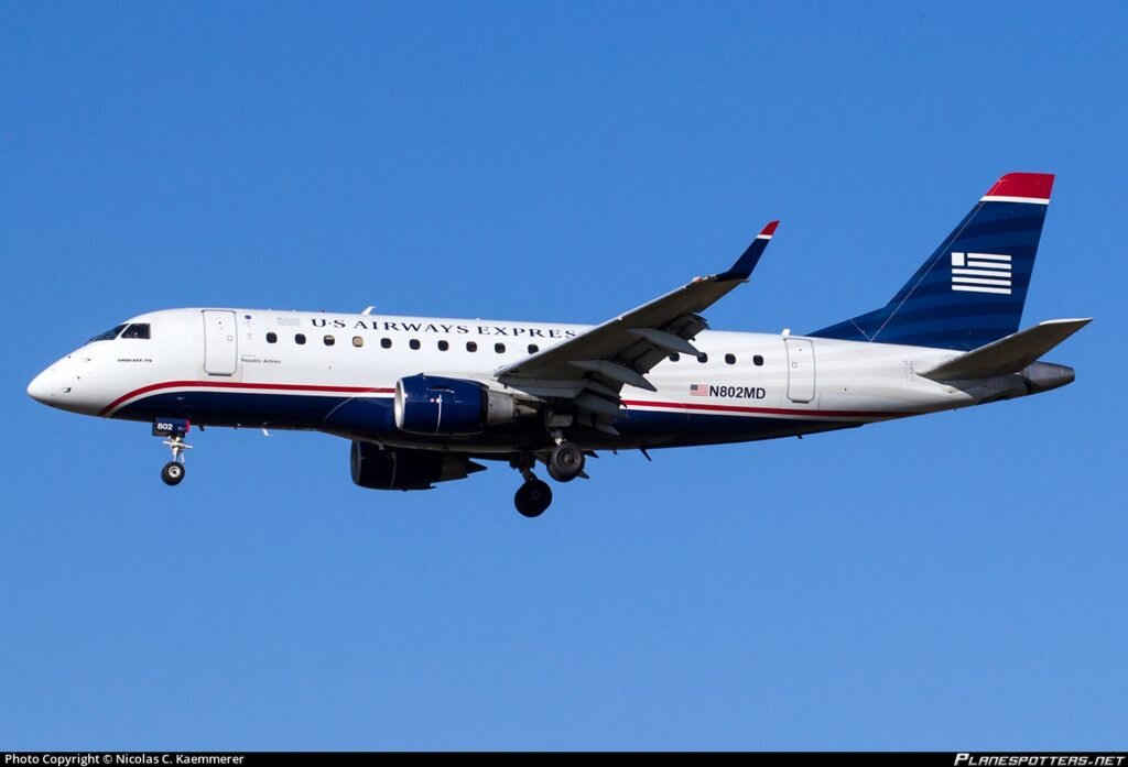 Тот же самый Embraer 170SU, что и на предыдущей фотографии, тремя годами раньше — эксплуатируемый авиакомпанией Republic Airlines на маршрутах и в корпоративной ливрее US Airways Express США — главный рынок реактивных региональных самолётов вместимостью до 90 кресел