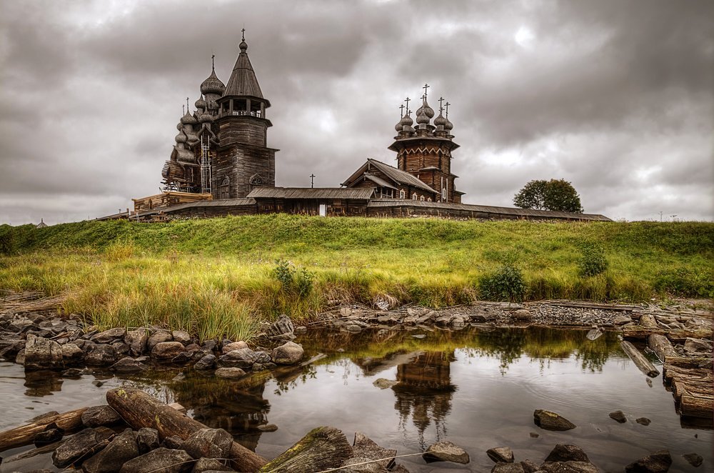 Природные и архитектурные памятники. Церковь Кижского погоста, Россия. Природа Карелия Кижи. Кижи Европейский Север. Храм русского севера в Кижах.
