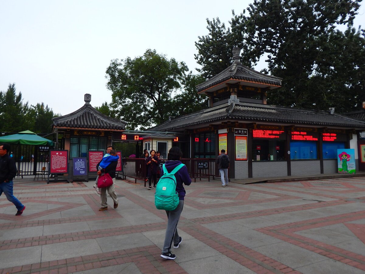 Вход и билетные кассы.

