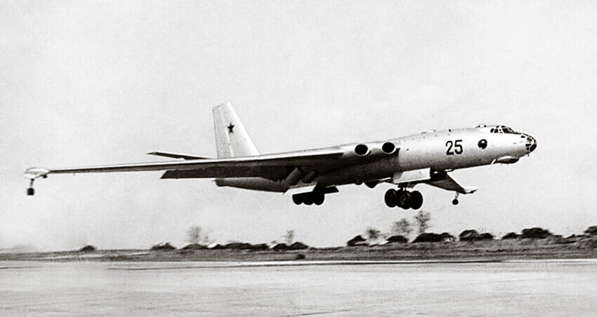 Советский стратегический бомбардировщик М-4