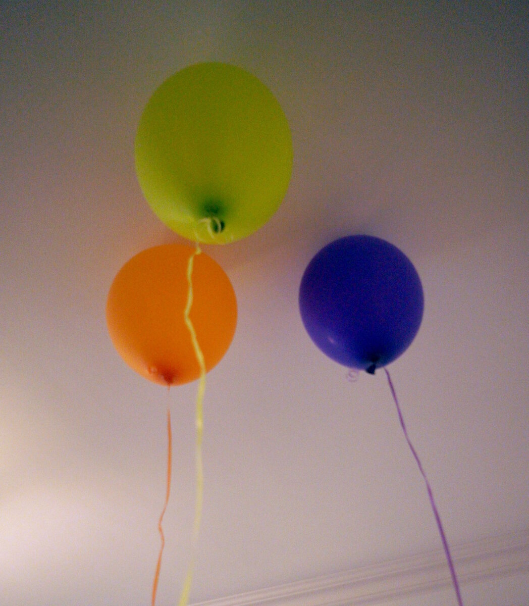 Воздушные  шарики. Наполнены гелием, подарены на день рождения. Принесены домой, и  что теперь с ними делать.