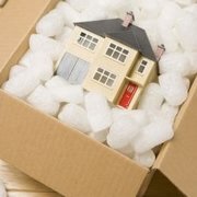 Накануне переезда не забудьте основательно прибраться в помещении, которое вскоре собираетесь покинуть. Делается уборка не только в целях навести порядок: оставив сор в избе, хозяева невольно становятся жертвами для завистников, имеющих отношение к черной магии, — они могут использовать ваши вещи для проведения обрядов на порчу.