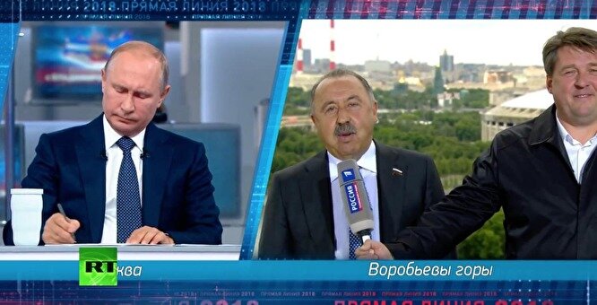 Валерий Газзаев задает вопрос Путину 