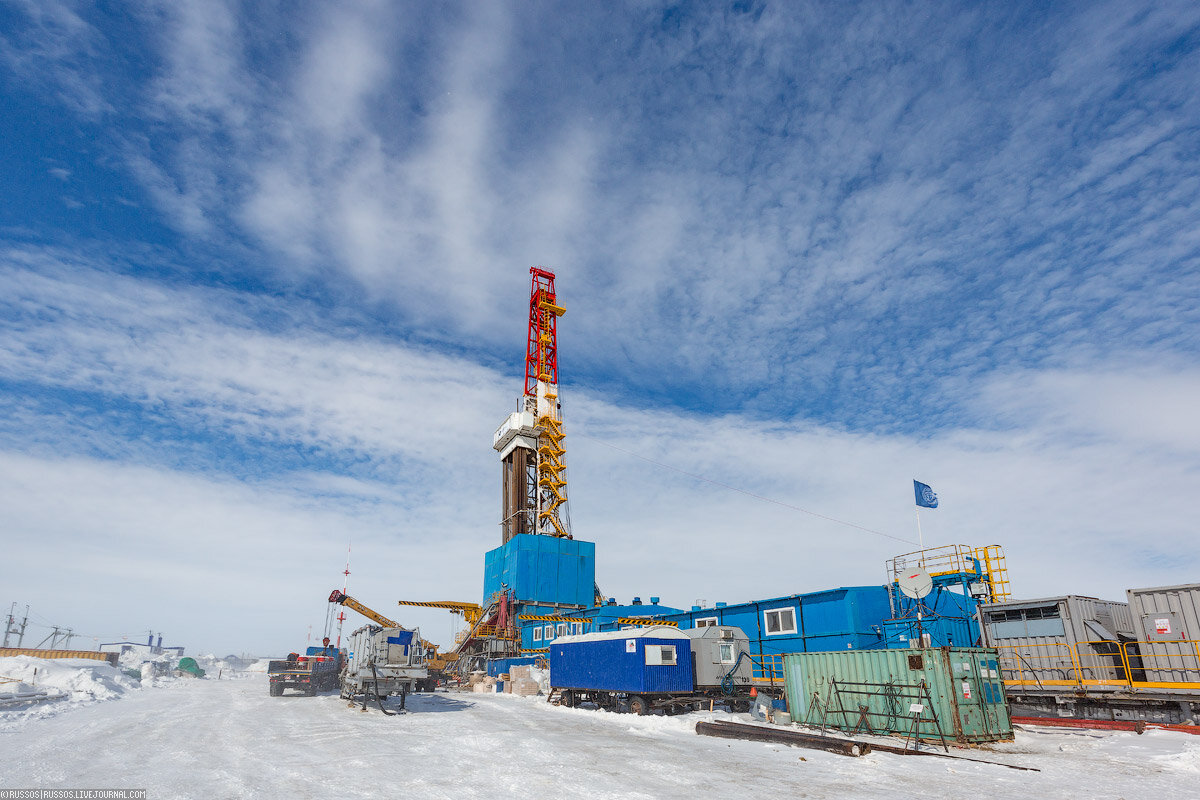 Буровая года. Мегион добыча нефти. Ноябрьск нефтяное месторождение. Нефтяные скважины усинск. Буровая года.