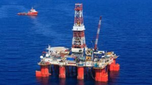  По сообщению заместителя генерального директора компании «Газпромнефть-Сахалин» Дениса Крылова во ходе своего выступления на Международном инвестиционном Восточном нефтегазовом форуме, который открылся сегодня во Владивостоке, первую нефть на месторождении «Газпром нефти» «Нептун» могут добыть раньше прогнозируемых сроков.  