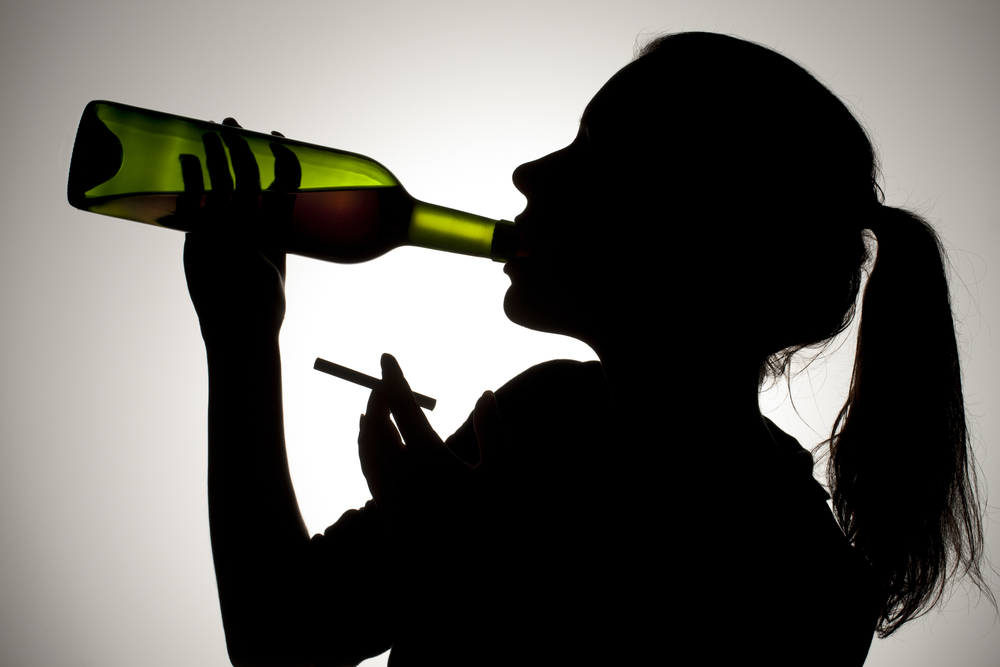 Картинка пьющий человек. Пьющая женщина. Девушка пьет. Женщина и алкоголь. Женщина с бутылкой.