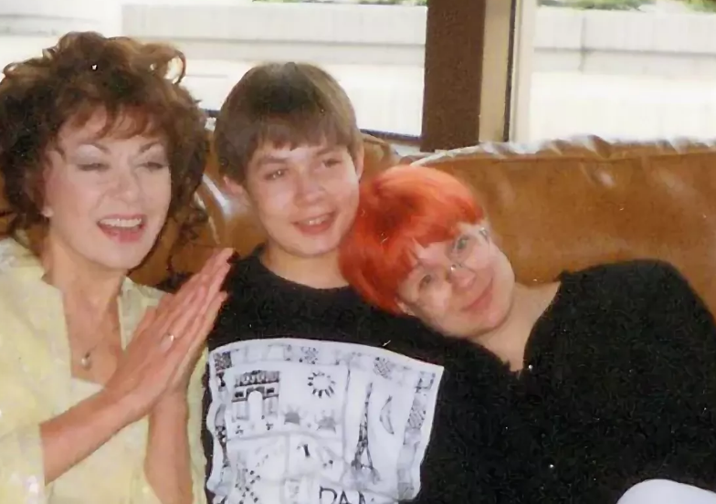 На фото: Бабушка (Эдита Пьеха), Стас и мама (Илона Броневицкая)