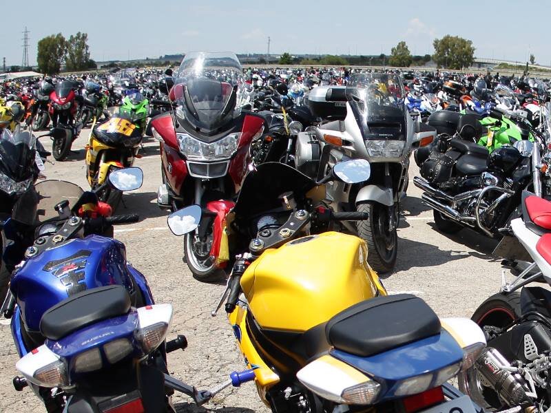 Так выглядит парковка на одном из этапов чемпионата мира MotoGP. Каких мотоциклов только тут не увидишь...