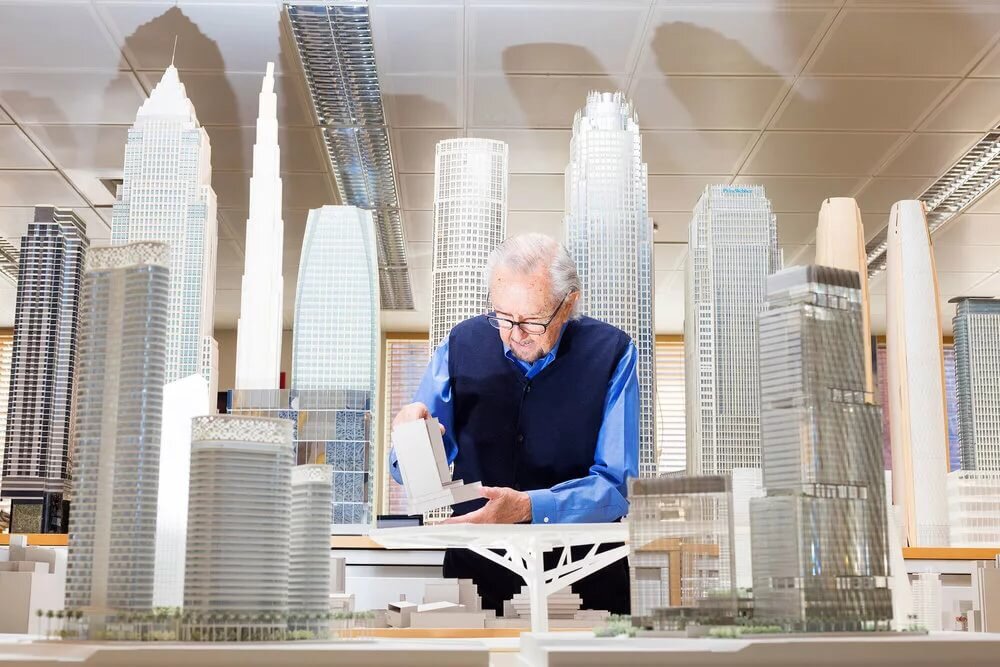 Пелли - один из самых титулованных архитекторов мира, автор знаковых зданий, в том числе и Мирового финансового центра в Нью-Йорке.