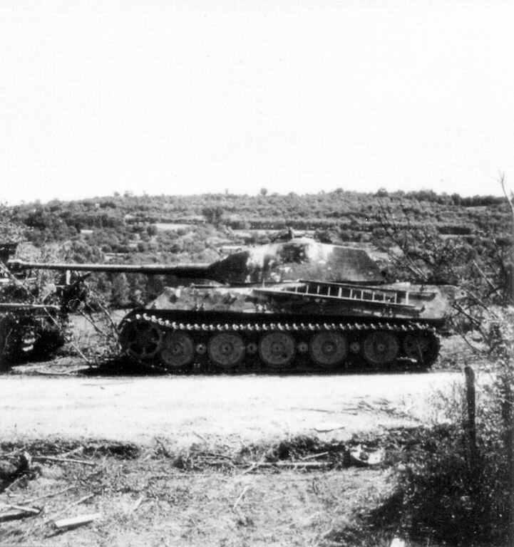 Сгоревший Pz.Kpfw VI Tiger Ausf.B в окрестностях Нормандии. Изначально, французы предлагали шведам машину в подобном состоянии