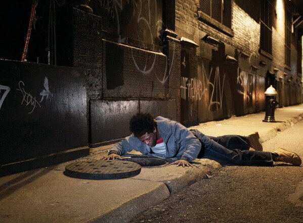 Фотография Henrik Knudsen, которая как бы демонстрирует, что именно находит алкоголик, пытаясь заменить одну закуску другой