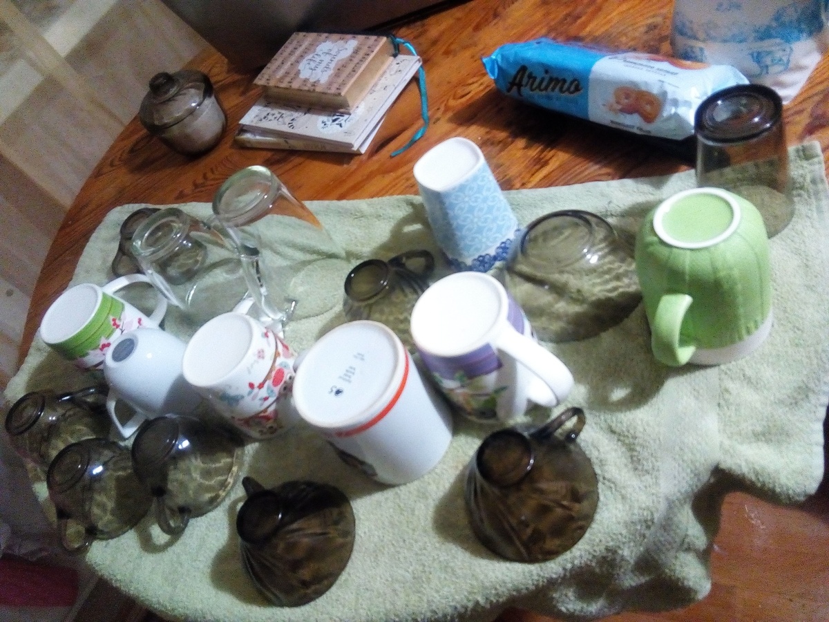 Это меньше половины кружек, имеющихся в доме. Вот она, моя любовь к фотографированию натюрмортов с кружечками, к чему приводит. Правильно, зачем мыть чашку, если проще взять другую, а вокруг ещё куча дел. С остальной посудой не совсем так, но...