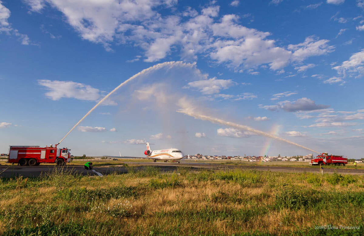  По доброй авиационной традиции, первый борт нового авиарейса встречают водяной аркой 