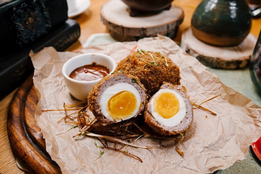 Scotch egg. Scotch Eggs (яйца по-шотландски). Яйцо по-шотландски ресторан. Яйцо по-шотландски подача в ресторане. Яйцо в фарше по шотландски.