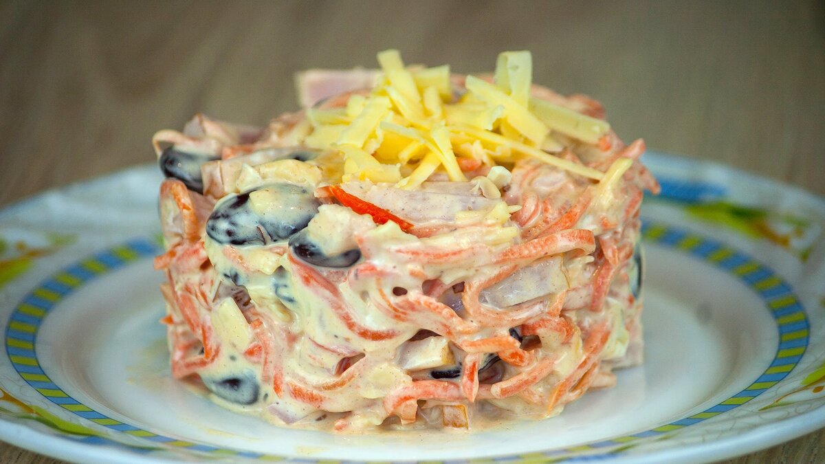 Салат с морковью по-корейски, ветчиной, яйцами, огурцами и сыром: рецепт - Лайфхакер