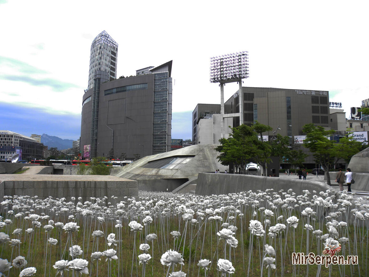 Парк в районе Dongdaemun Design Plaza, Сеул, Южная Корея. Вечером искусственные розы светятся тысячами огоньков.