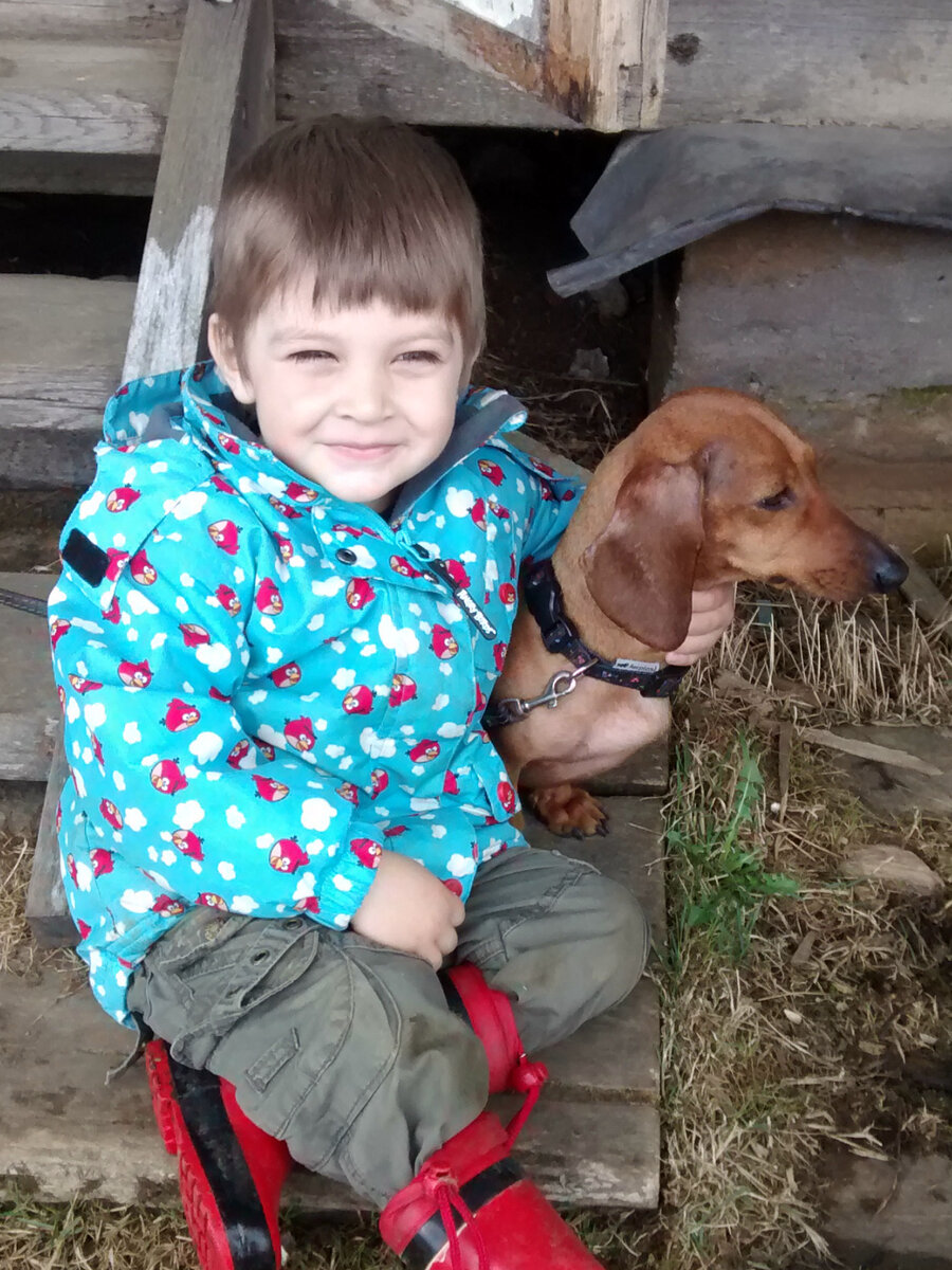 Ребенок с собакой