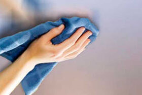   Натяжные потолки – это, возможно, лучший материал для создания  современного интерьера. Большой выбор фактур, цветов, узоров и  возможность нанести практически любой понравившийся рисунок на полотно, а  кроме того способность сохранять первоначальный внешний вид  десятилетиями делают его просто незаменимым источником вдохновения для  дизайнеров. Однако дизайнер делает ремонт, а дальнейший уход за новой  обстановкой ложится на плечи хозяина помещения.
