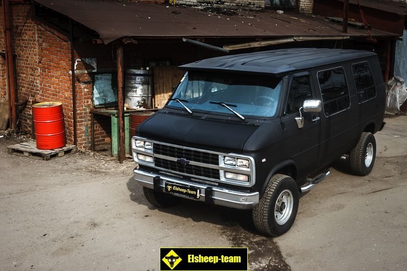 автомобиль был покрашен в черный мат, но владелец перекрасил его потом в сине-белую гамму 