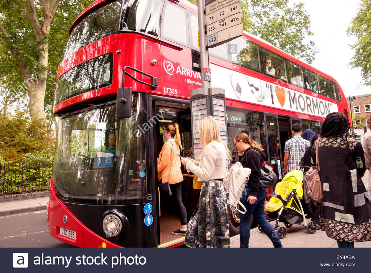 People are getting on the bus. Люди садятся в автобус.