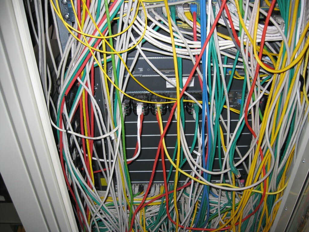 Следующим этапом стоит определиться с оборудованием которого не хватает. Закупаемое оборудование должно отвечать требованиям долговечности и надежности и соответствовать выбранному сетевому стандарту. Одним из требований к коммутаторам стала поддержка технологии VLAN, т.к. планировалось разделение доступа для разных категорий пользователей (гостей школы, учебных компьютеров и администрации). Для школы могут подойти управляемые свитчи D-Link DES-1210-28, как обеспечивающие наилучшее соотношение цена/качество. Мне  понадобилось 4 коммутатора. На каждом из двух этажей смонтировали специальные шкафы. Витую пару использовали следующей марки Telecom Ultra PRO (3700 метров). Основное требование к программному обеспечению – наличие лицензии, сертификат ФСТЭК и технические возможности, позволяющие соблюдать законодательство РФ. 
Теперь о главном — сервера, у нас их не было :). Для старта системы в качестве сервера был выбран обычный системный блок, на базе i3 от intel (лежал на складе по запчастям), там же со старых «не рабочих» ПК набрана память 4 Гбайта. В качестве базовой системы выбрана платформа виртуализации citrix xenserver, так как она позволяет держать на одном физическом сервере несколько виртуальных, что облегчает резервное копирование и восстановление при различных экспериментах (а их ожидалось множество ), но о ней я расскажу в следующих статьях.
И, наконец, самое сложное, долгое и нервное надо провести обучение работе с нашей инфраструктурой сотрудников, а так же убедить всех, в том числе и администрацию, что именно так и не как по другому надо ей пользоваться.
Это базовые принципы, при попытке наладить сеть и другие сервисы школе. Кто то скажет «зачем заморачиваться? Мне все равно за это не платят.» да можно и не заморачиваться, но все равно при появлении проблем придут к вам.
В следующих статьях я постараюсь рассказать о различных аспектах работы более подробно.