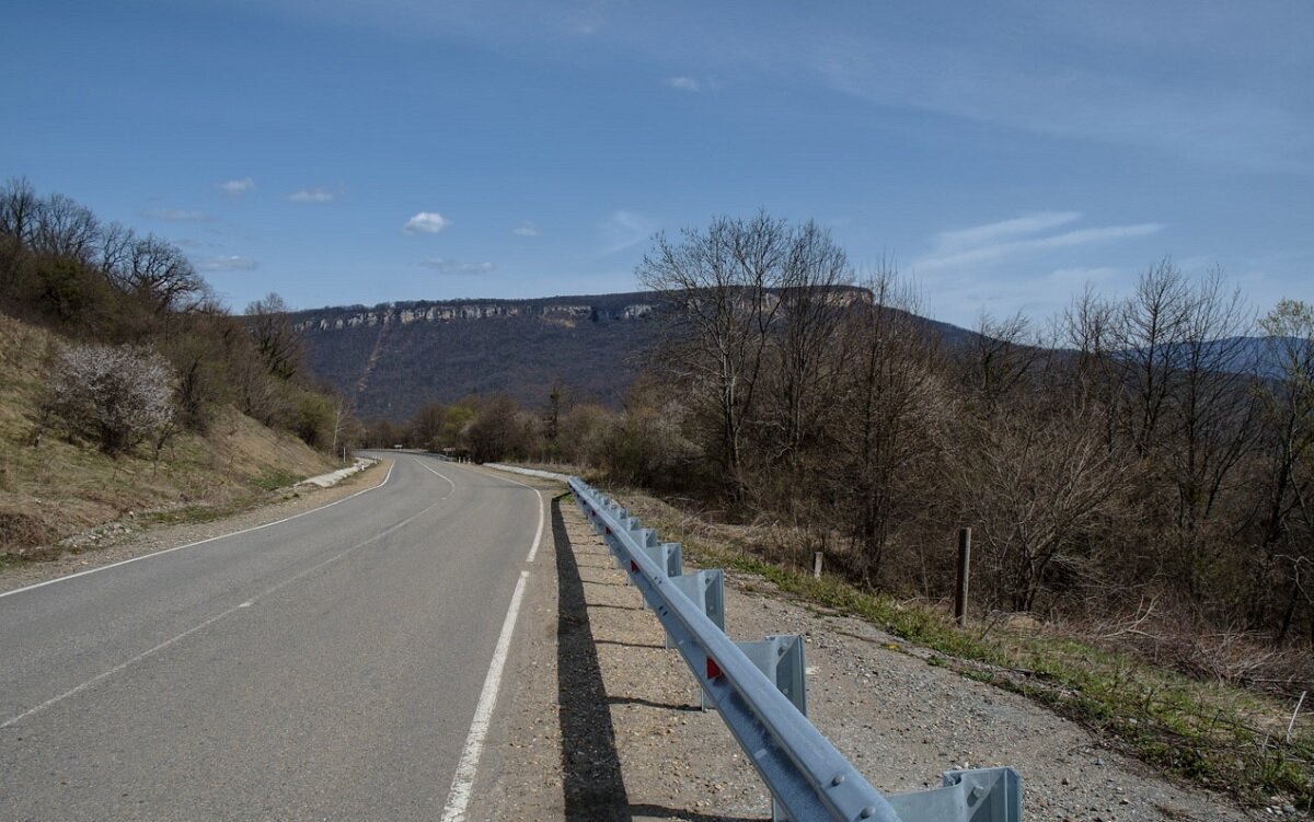 Вид по дороге к пещерам и на плато Лагонаки.