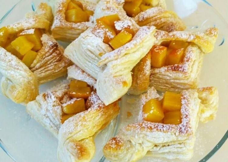 Из слоеного теста можно приготовить множество разнообразных лакомств. Это практически всегда быстро и просто, особенно если использовать готовое раскатанное слоеное тесто. Я предлагаю попробовать вариант с ананасом и миндалем.