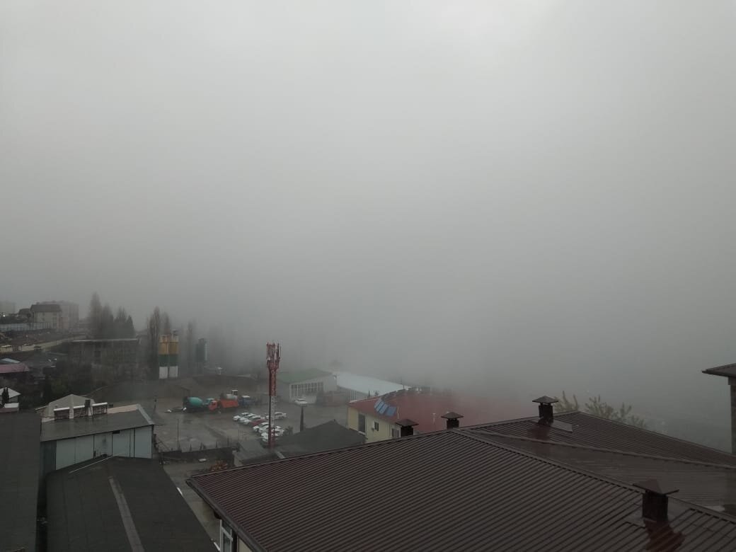 Плотный дождь и туман накрыл весь город.