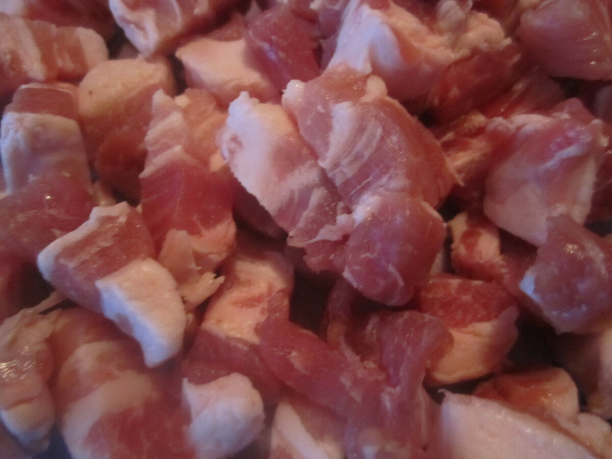 Мясо,это свиная грудинка,нарезаем на кусочки.Обжариваем,почти до готовности в сковороде.Нужно следить,чтобы мясо не пережарилось,а то будет сухое.