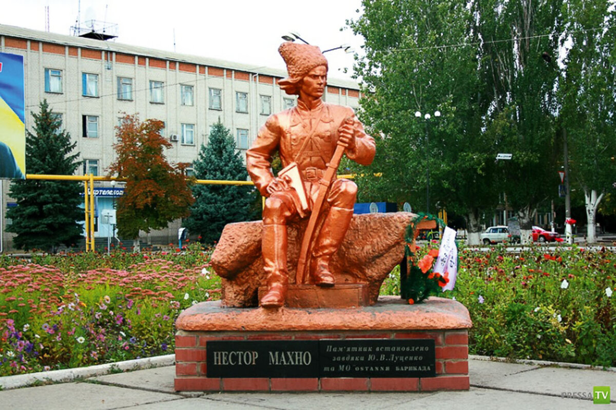 Г гуляй поле. Гуляйполе памятник махно. Памятник махно в гуляй поле. Гуляй поле запорожская область. Гуляйполе памятник махно.