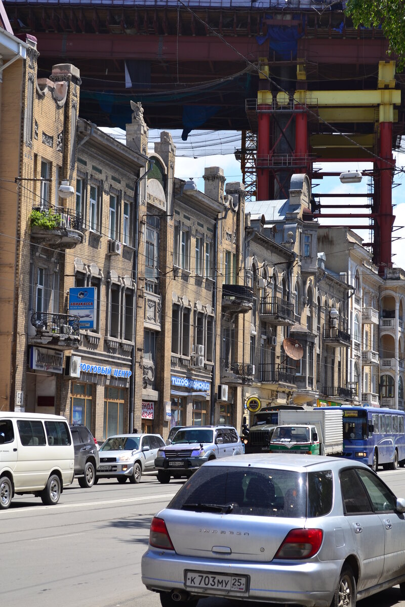 Мост над центральной улицей города. Строительство в самом разгаре (Фото: Варвара Шульева)