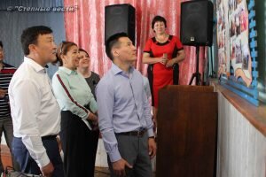 Заметно, что люди стараются сделать – насколько это возможно —  помещение уютным, поскольку библиотека особенно востребована у школьников, и все же  видно, что здание нуждается в обновлении, как и мебель, оргтехника. Нужны и новые книги, которые  часто спрашивают юные читатели. В связи с этим Бату Хасиков поручил Надежде Бажановой сформировать список необходимых книг. Этот вопрос будет рассмотрен, подчеркнул врио Главы РК.