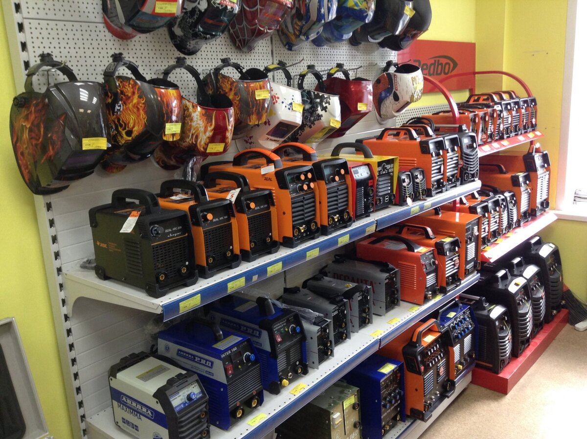 Потребительские сварочные аппараты на прилавке магазина