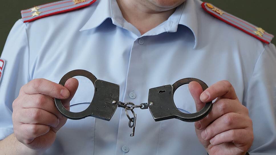 ОНИ ничему не учатся. Казалось бы, после такого недавнего оглушительного скандала с подбрасыванием наркотиков журналисту, с вмешательством Кремля и последующим увольнением двух генералов тема должна была бы притихнуть, хотя бы на время, 
но нет.