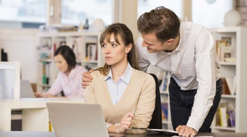 Частые прикосновения и глупые шутки также символизируют о том, что Вы симпатичны мужчине