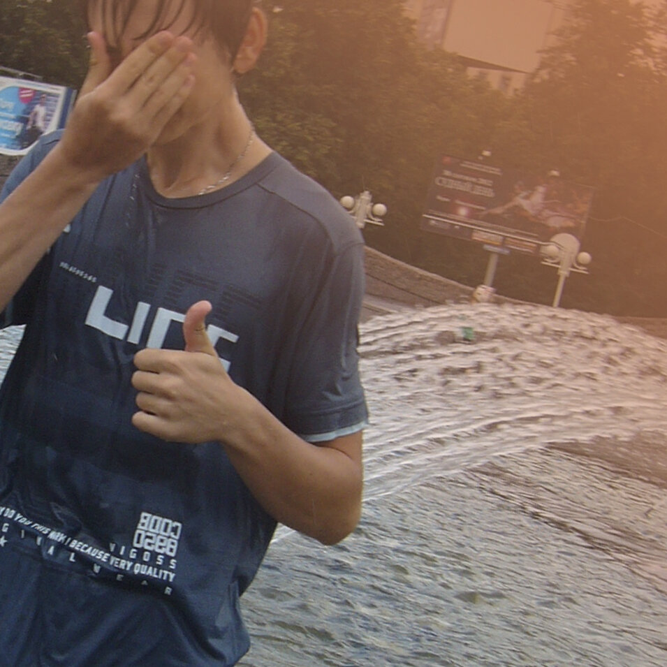 Отличная выдалась летняя прогулка, особенно после того, как упал в фонтан с водой..