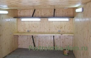 Любой гараж даже при больших размерах всегда нуждается в дополнительном пространстве для хранения «полезных» вещей, поэтому просто жизненно необходимо откуда-то изъять это пространство.