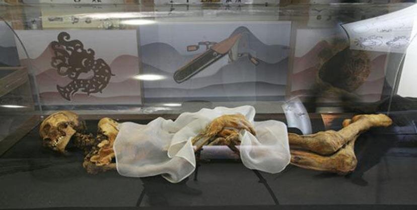 В 1993 на алтайском кургане была обнаружена замерзшая мумия 25-летней девушки. Она пролежала во льду почти 2 000 лет. Назвали красавицу Укока.