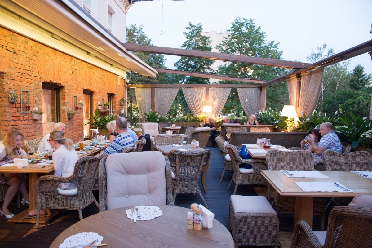 Летняя веранда по проекту "Оджахури" компании "ДДМ-Строй"