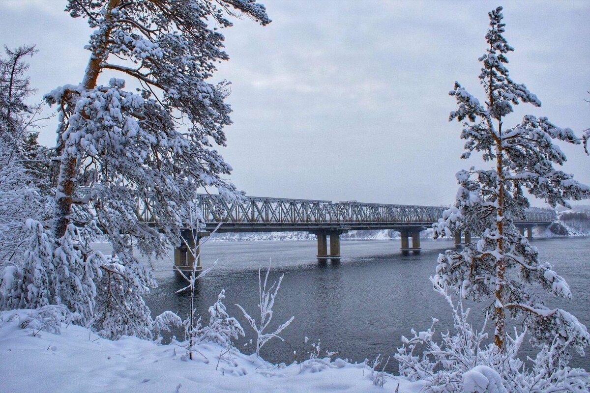 Мост через реку Ангара. Усть-Илимск.
