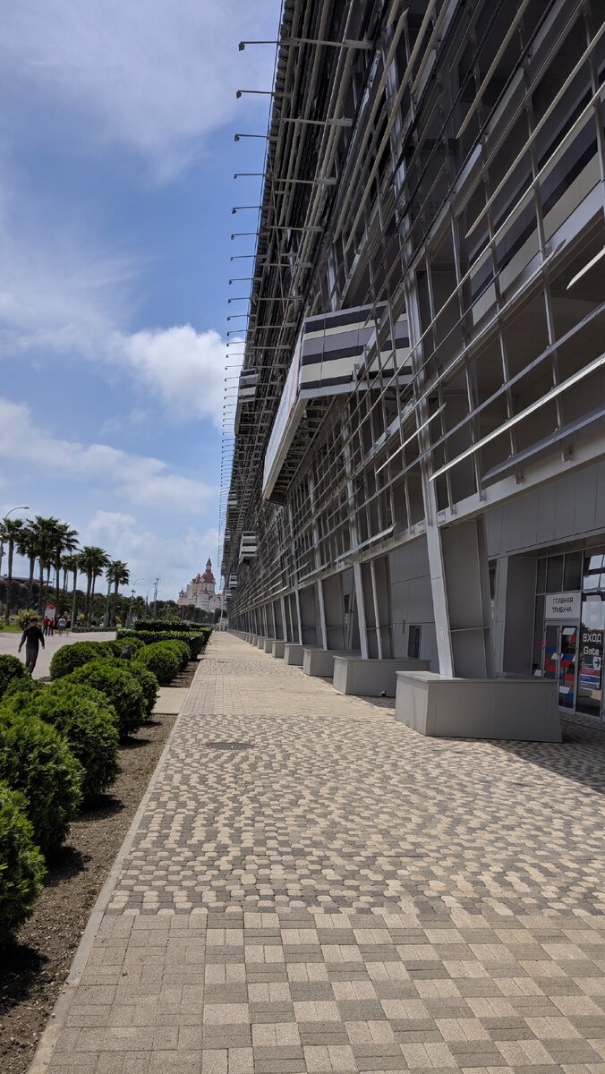 Огромная трибуна на трассе Формулы-1. Вид "сзади")))