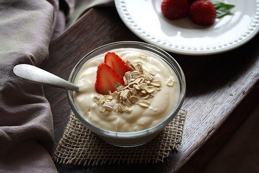 https://cdn.pixabay.com/photo/2016/06/07/17/15/yogurt-1442033__340.jpg