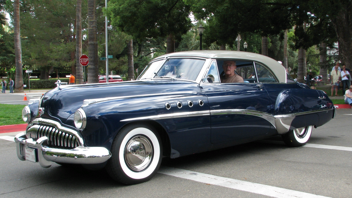 Первые «роудмастеры» имели горизонтальную решетку радиатора и скромные «заглушки» задних колес. 