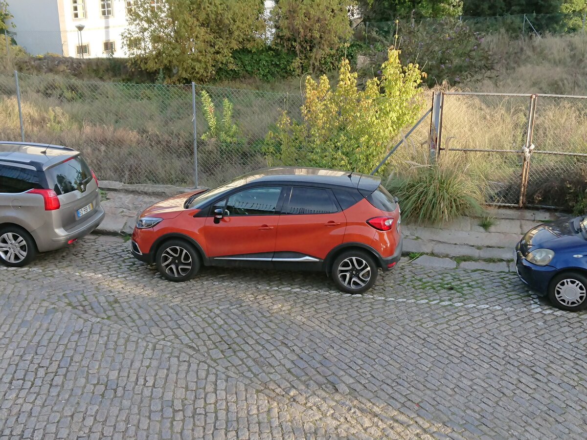 Яркий Captur на улицах Порту