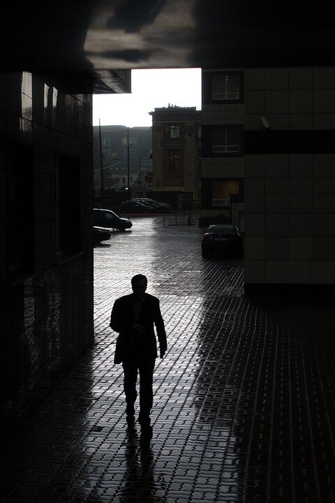 https://cdn.pixabay.com/photo/2015/12/08/05/12/businessman-1082477_960_720.jpg